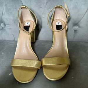 White House Black Market Women's Gold Leather Ankle Strap Open Toe Sandal 7 NWOT